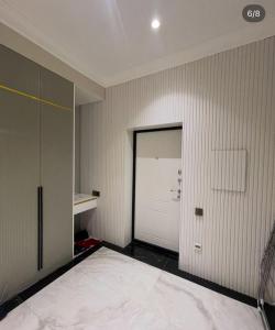 ドゥシャンベにあるComfort apartmentの白いドアと白い床のある空の部屋