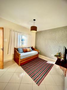 a bedroom with a bed and a rug at Elite na Serra in Cunha
