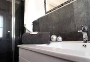 uma casa de banho com um lavatório branco e um espelho. em B&b Meta Mito em Budoni