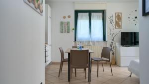 a kitchen with a table and chairs in a room at App 22 - Appartamento ad Angolo con Balcone in Monza