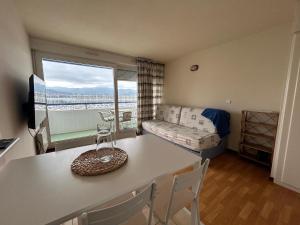 アンダイエにあるCharmant studio avec piscine à Hendaye - FR-1-239-1148のテーブルとソファのあるリビングルーム