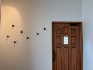 a room with a door and a window at Locanda L`altra Cucina in Yokosuka +77 photos