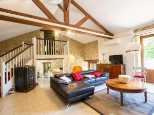 Χώρος καθιστικού στο Charmant gîte en pierre avec piscine chauffée, proche Périgueux - FR-1-616-480