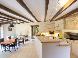 Η κουζίνα ή μικρή κουζίνα στο Charmant gîte en pierre avec piscine chauffée, proche Périgueux - FR-1-616-480