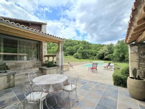 Κήπος έξω από το Charmant gîte en pierre avec piscine chauffée, proche Périgueux - FR-1-616-480