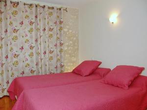 two beds in a room with pink sheets and a window at Authentique Maison de Vigneron XIXe au Coeur du Val de Loire, 4 Chambres, Parking, Jardin - FR-1-381-126 in Cangey