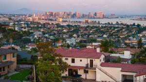 - Vistas a una ciudad con edificios a lo lejos en Luxury Point Loma Retreat Pool Spa Views, en San Diego 81 fotos más