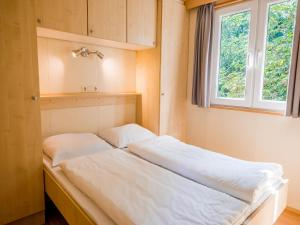 Ένα ή περισσότερα κρεβάτια σε δωμάτιο στο Lakefront Chalet w Terrace +26 φωτογραφίες
