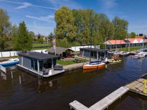 ヘーグにあるHouseboat in Heeg with Stunning Marina Viewsの船の集団が桟橋に停泊
