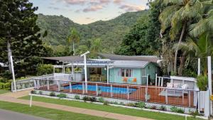 una casa con piscina delante de ella en Welcome to The Island House, en Arcadia
