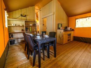 Η κουζίνα ή μικρή κουζίνα στο Glamping Tent in Netherlands with Terrace
