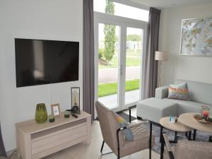 Un televizor și/sau centru de divertisment la Holiday Home in Maastricht with Terrace