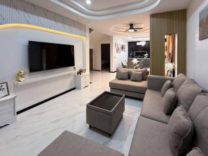 Μια τηλεόραση ή/και κέντρο ψυχαγωγίας στο FLEX Pool Villa