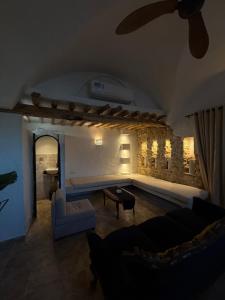 una sala de estar con un sofá y una mesa en Casa Dea - Bungalow DS, en Bin Rhilouf 85 fotos más