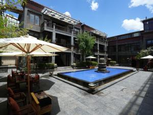 Bazén v ubytování Sangzhu Staycation Kangzhu Luxury Residence ( Dukezong Ancient City, Shangri-La) nebo v jeho okolí