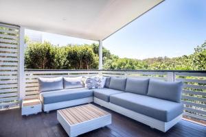 un soggiorno con un divano e un tavolo di Beachside House in Sebel Resort a Twin Waters
