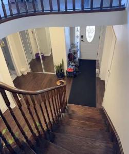 Gambar di galeri bagi Bright private single bedroom V02 on second floor di Mississauga