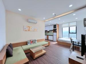 un soggiorno con un divano e un tavolo di Gold Ocean Apartment Nha Trang a Nha Trang