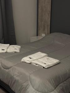 Una cama con dos toallas encima en Isi house, en Morteros