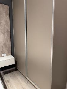 una puerta corredera de cristal en una habitación con mesa en Isi house, en Morteros