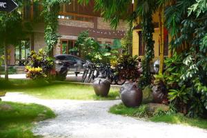 Un grupo de bicicletas estacionadas frente a un edificio. en Tiến Yên Farmstay, en Ỷ Na
