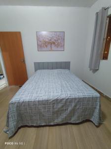 a bedroom with a bed in a room at Flat novo - Central - Vila Exposição - Garantia de conforto e satisfação in Montes Claros