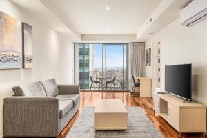 TV a/nebo společenská místnost v ubytování Nolo Apartments Lonsdale St + 21 fotografií
