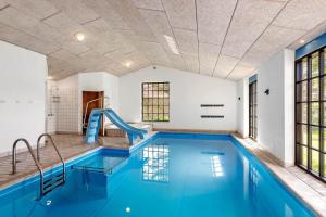 una piscina cubierta con un tobogán en una casa en LK1954-Lokken-Sondergade-81, en Løkken