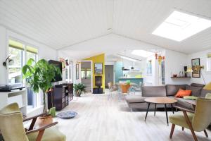 10013-1-Nykobing-Sj-Chr-Petersensvej-35 في Rørvig: غرفة معيشة بها أريكة وطاولة