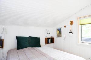 10013-1-Nykobing-Sj-Chr-Petersensvej-35 في Rørvig: غرفة نوم بها سرير في غرفة بيضاء