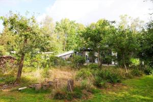 10013-1-Nykobing-Sj-Chr-Petersensvej-35 في Rørvig: منزل وسط ميدان فيه اشجار