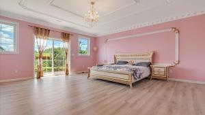 En eller flere senge i et værelse på VIP Mansion Estate