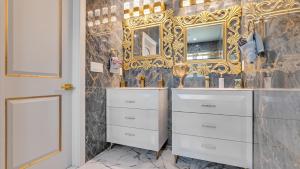 Et badeværelse på VIP Mansion Estate + 57 billeder