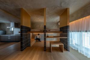 una persona sentada en el suelo en una habitación con literas en MN Building - Vacation STAY 11199, en Nagoya