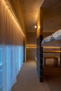 1 dormitorio con cama y ventana con cortina en MN Building - Vacation STAY 11199, en Nagoya