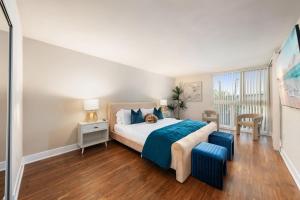 un dormitorio con una cama grande con un perro sentado en ella en Azure Marina Luxe - Waterfront with Sunset Views, en Los Ángeles 35 fotos más