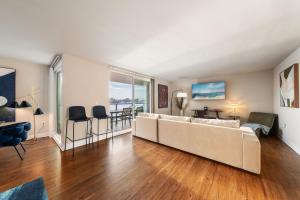 Una sala de estar con un sofá blanco y una mesa. en Azure Marina Luxe - Waterfront with Sunset Views, en Los Ángeles