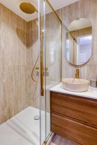 Splendid 10PAX apartment in the center of Paris في باريس: حمام مع حوض ودش