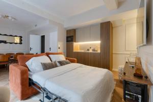 Splendid 10PAX apartment in the center of Paris في باريس: غرفة نوم مع سرير وغرفة طعام