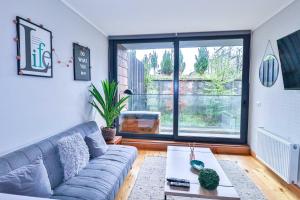 Televiisor ja/või meelelahutuskeskus majutusasutuses HOM I Parking y Piscina temperada para 4 Pax