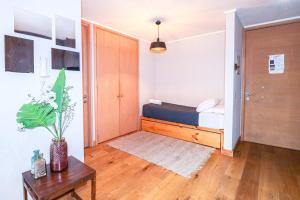 Voodi või voodid majutusasutuse HOM I Parking y Piscina temperada para 4 Pax toas +38 fotot