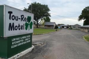 een bord voor een huis met een jij bent motel bij Tourest Motel in Peru