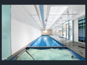 Kolam renang di atau dekat dengan Melbourne CBD Central large 3BR2BTH with Gym Pool Heater