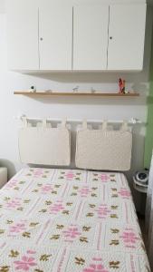 a bed with two pillows on top of it at Prainha Arraial do Cabo Loft in Arraial do Cabo +58 photos