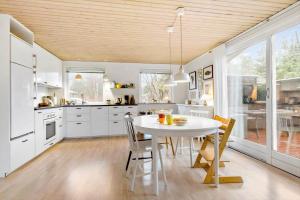 Kuchyň nebo kuchyňský kout v ubytování 84172-Ebeltoft-Birkevej-24 + 16 fotografií