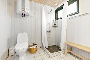 Koupelna v ubytování 84172-Ebeltoft-Birkevej-24