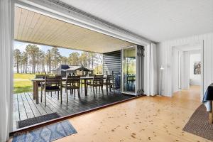 克内贝尔8210-Knebel-Kamillevej-16的用餐室设有一张带桌子的大型滑动玻璃门 更多14张照片