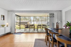 克内贝尔8210-Knebel-Kamillevej-16的厨房兼餐厅，配有桌椅