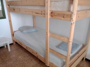 ein paar Etagenbetten in einem Zimmer in der Unterkunft Famara home Stay 1 in Famara