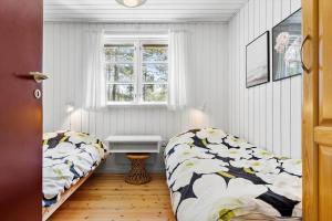 克内贝尔8210-Knebel-Kamillevej-16的有两张床和一扇窗户的卧室